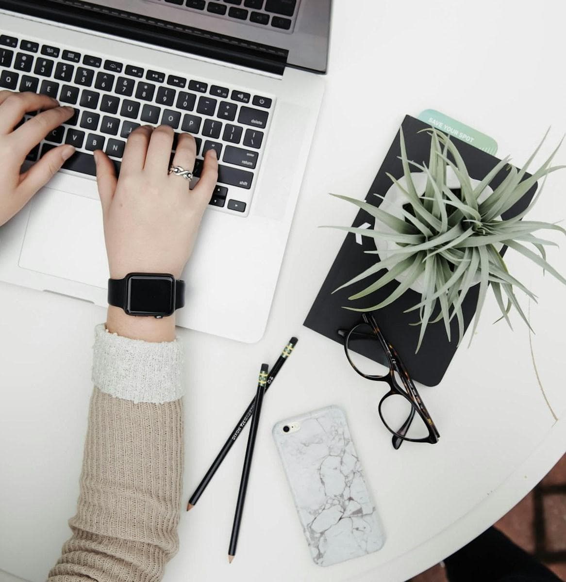 Une personne qui travaille sur un ordinateur portable, à son bureau